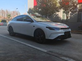 插电式增程混合动力轿车