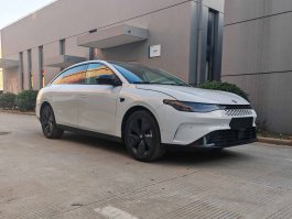 插电式增程混合动力轿车
