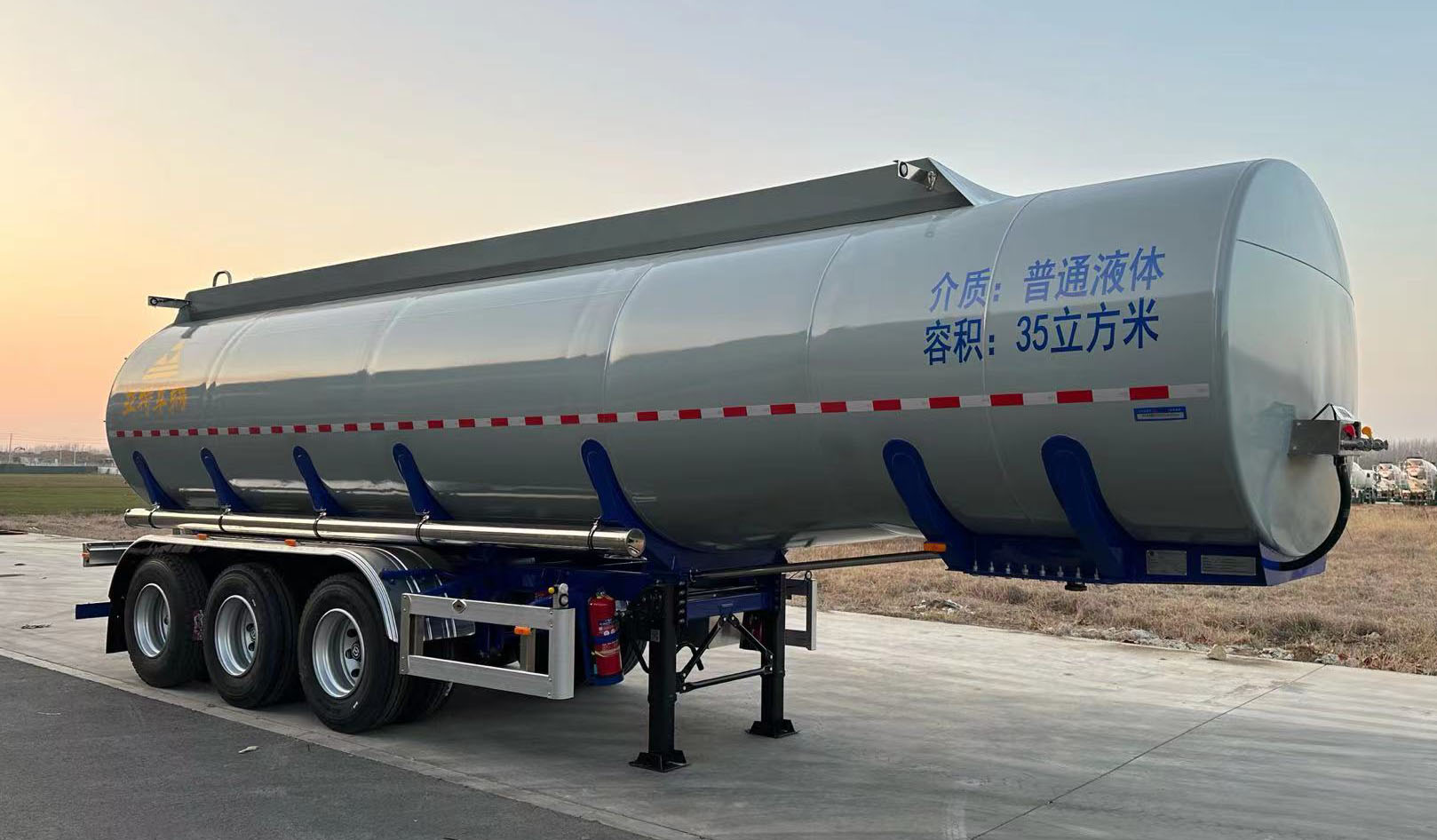 亚特重工牌10.3米34.1吨3轴普通液体运输半挂车(HNV9400GPG35)