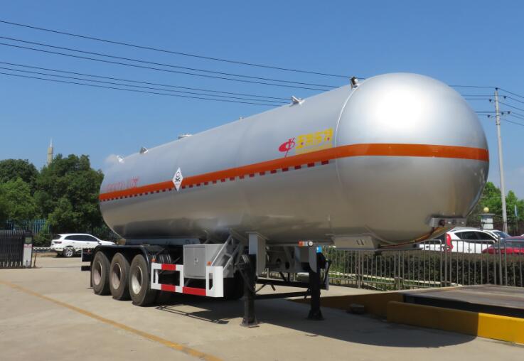 特运牌12米25吨3轴液化气体运输半挂车(DTA9400GYQ)