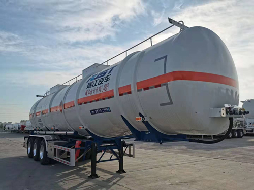 瑞江牌12.2米33吨3轴易燃液体罐式运输半挂车(WL9400GRY04)