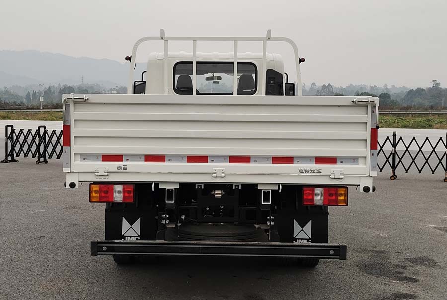 JX1040TSGA26 江铃牌129马力单桥柴油3.2米国六载货汽车图片
