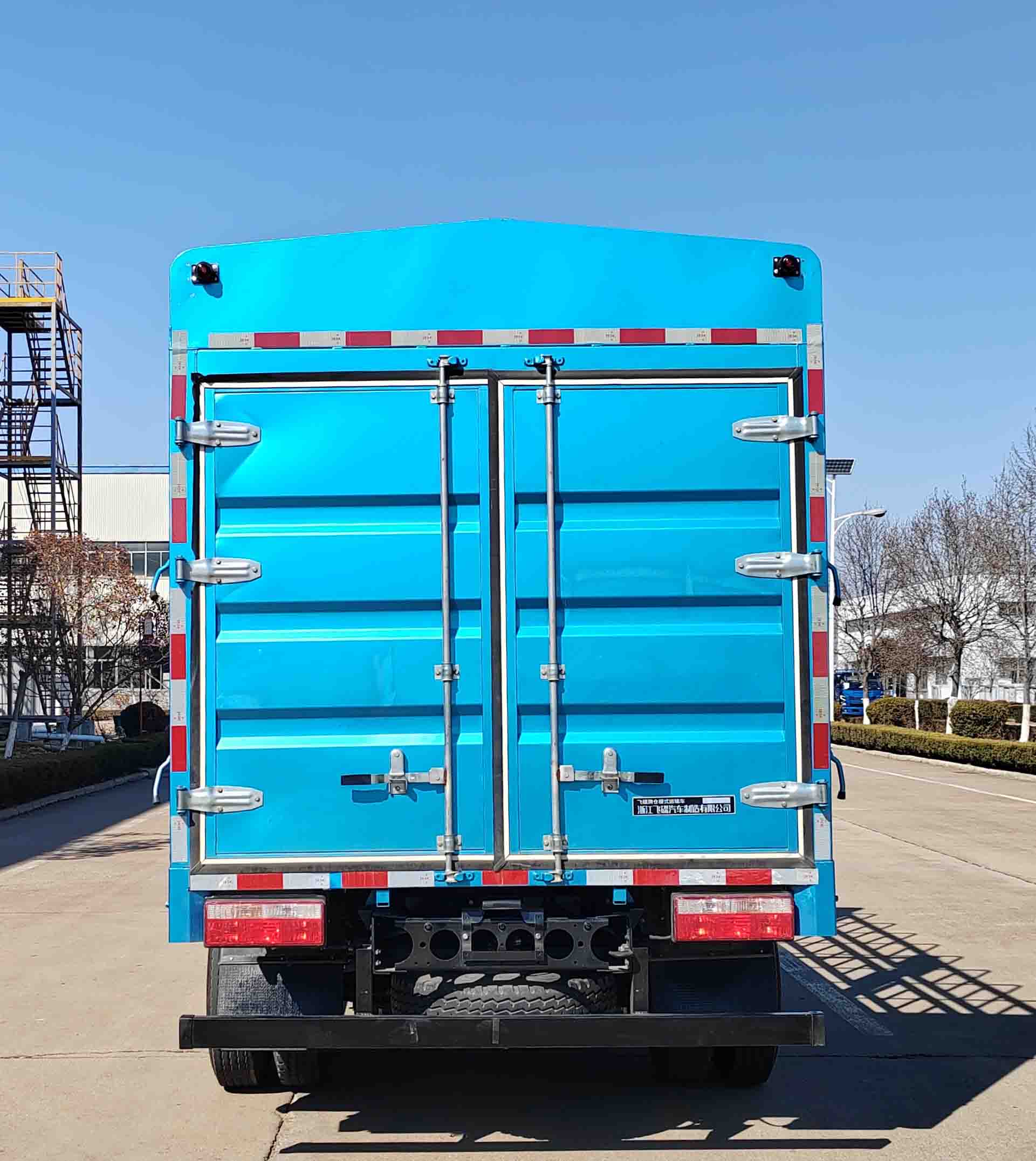 飛碟牌FD5126CCYW63K6-3倉(cāng)柵式運(yùn)輸車公告圖片