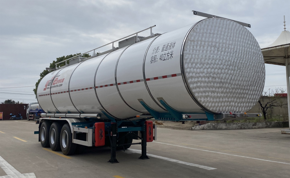 亚特重工牌10.7米33.1吨3轴普通液体运输半挂车(HNV9400GPG40)