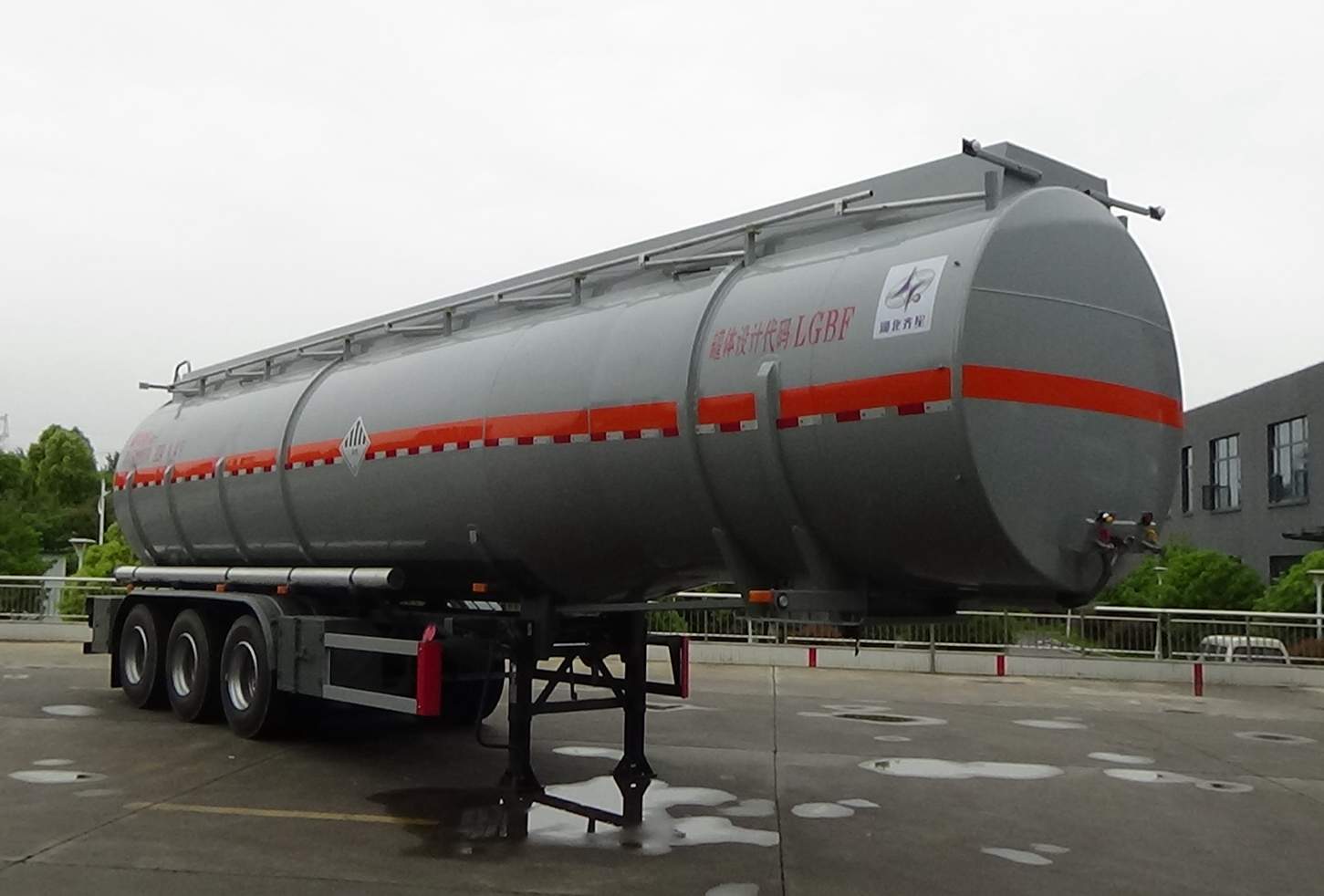 齐星牌12米32.2吨3轴杂项危险物品罐式运输半挂车(QXC9401GZW)