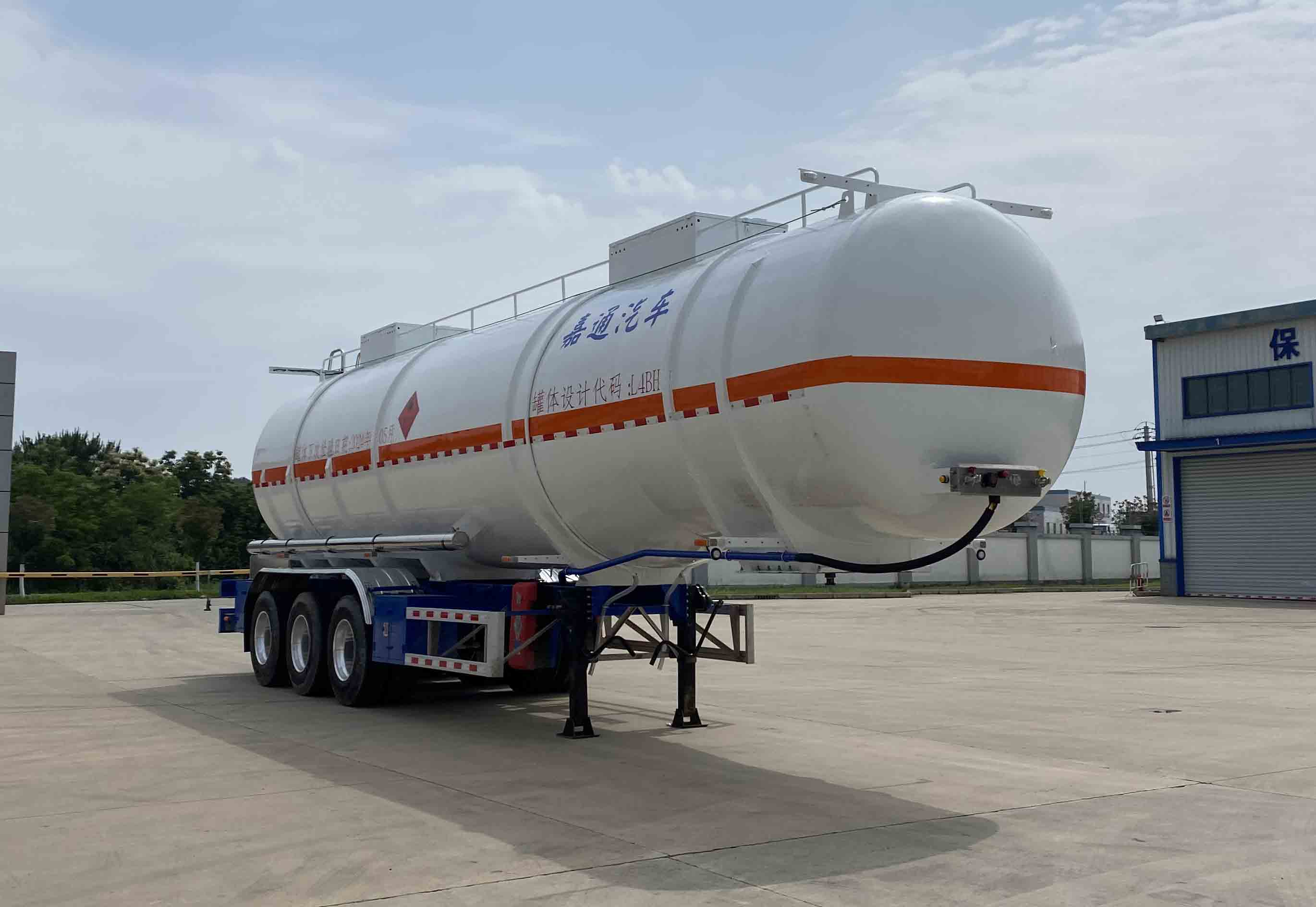 嘉运通牌12.5米33.2吨3轴易燃液体罐式运输半挂车(JTC9400GRYB47)