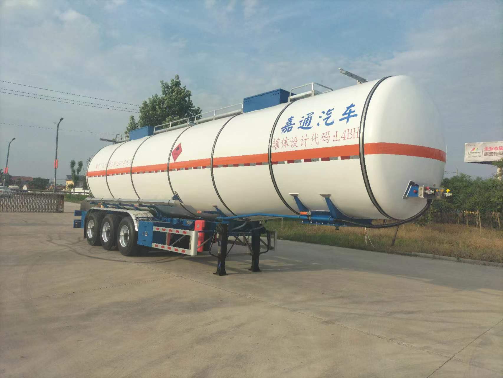 嘉运通牌12.4米32.4吨3轴易燃液体罐式运输半挂车(JTC9401GRYB44)