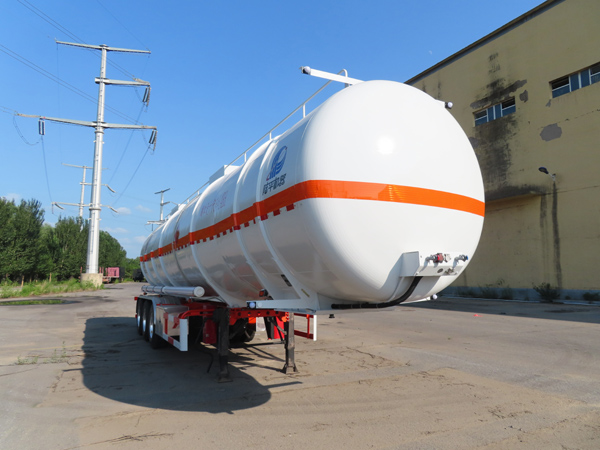 陆平机器牌12.6米33吨3轴易燃液体罐式运输半挂车(LPC9404GRYS)