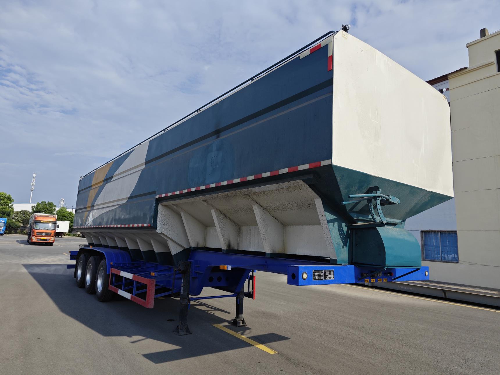 力俊牌12.5米31吨3轴散装粮食运输半挂车(LJP9400ZLS)