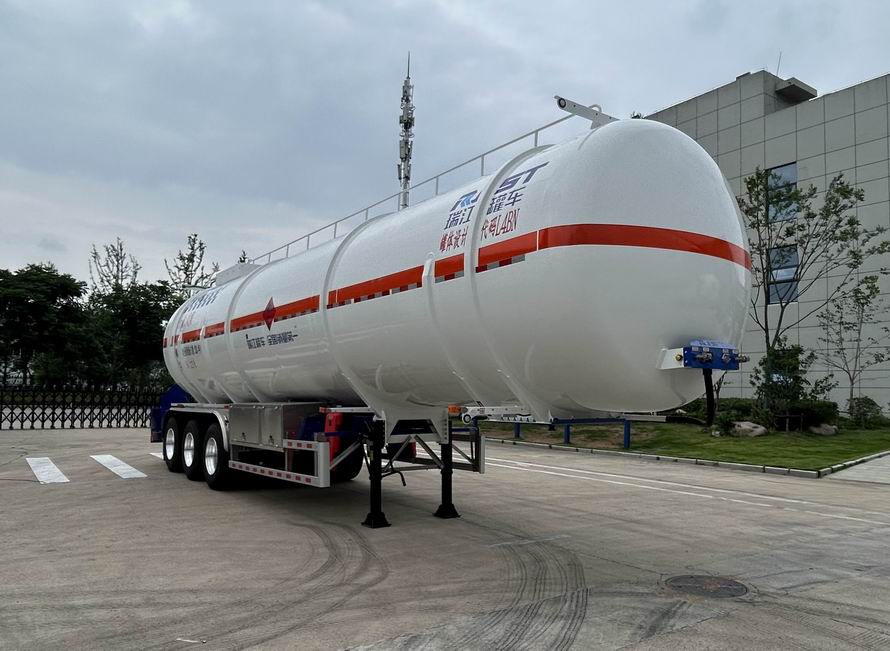 瑞江牌12.9米30.2吨3轴易燃液体罐式运输半挂车(WL9404GRYD54C2)