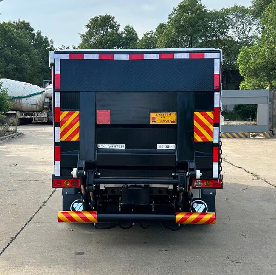 福田牌BJ5046XTYEV-H1純電動(dòng)密閉式桶裝垃圾車公告圖片
