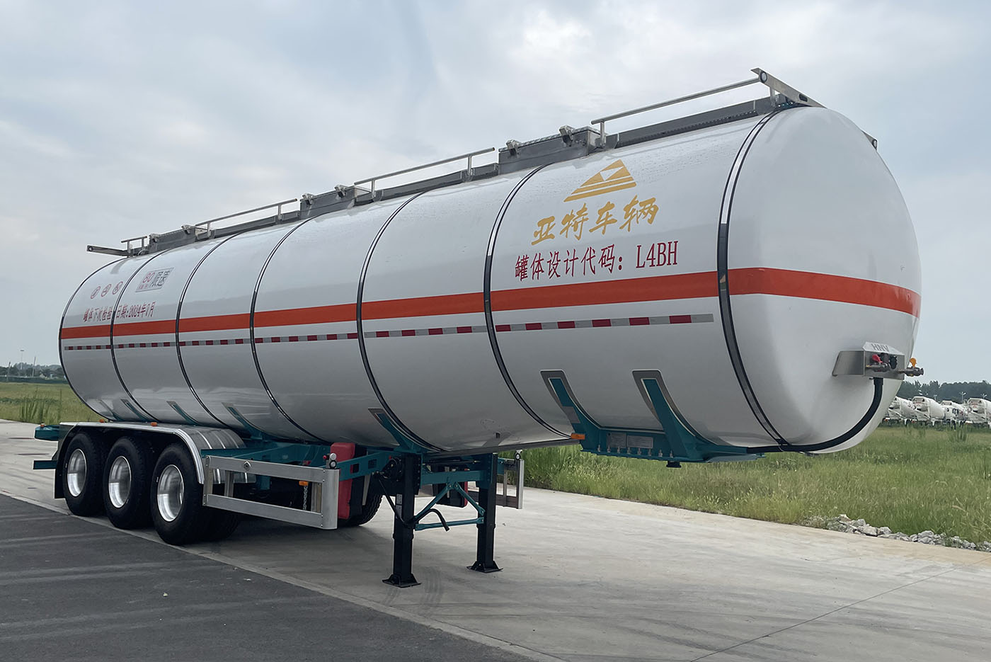 亚特重工牌11.8米32.5吨3轴易燃液体罐式运输半挂车(HNV9400GRY42)