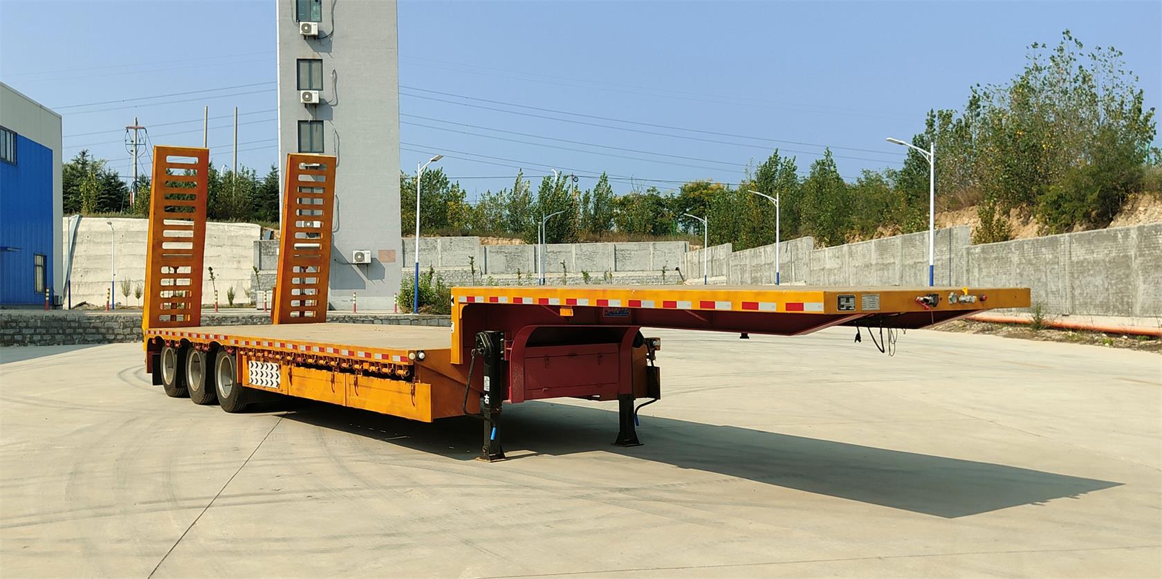 衡畅牌13.8米33吨3轴低平板半挂车(XJN9402TDP)