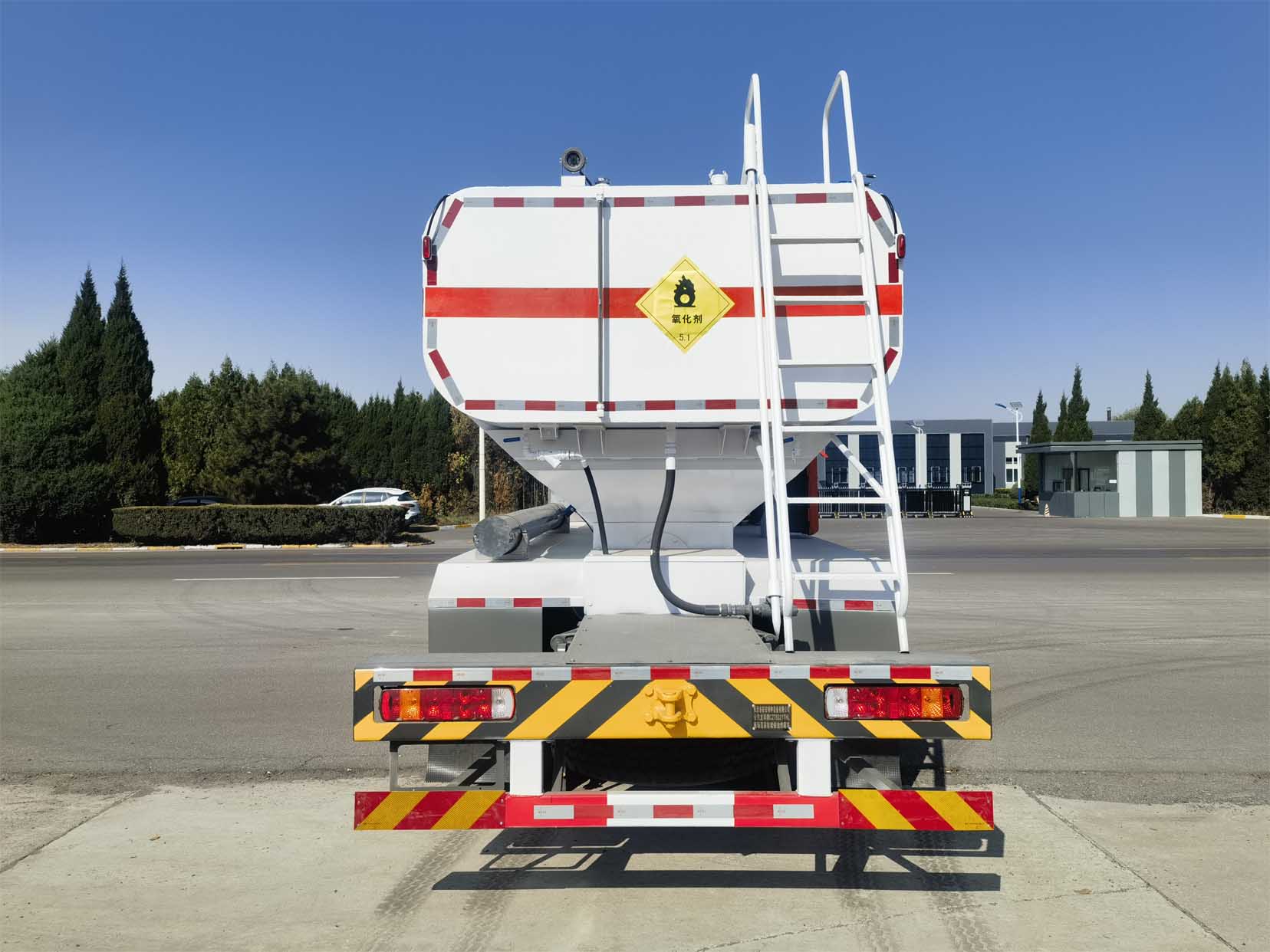 專(zhuān)汽龍祥牌CZT5321THL現(xiàn)場(chǎng)混裝粒狀銨油炸藥車(chē)公告圖片