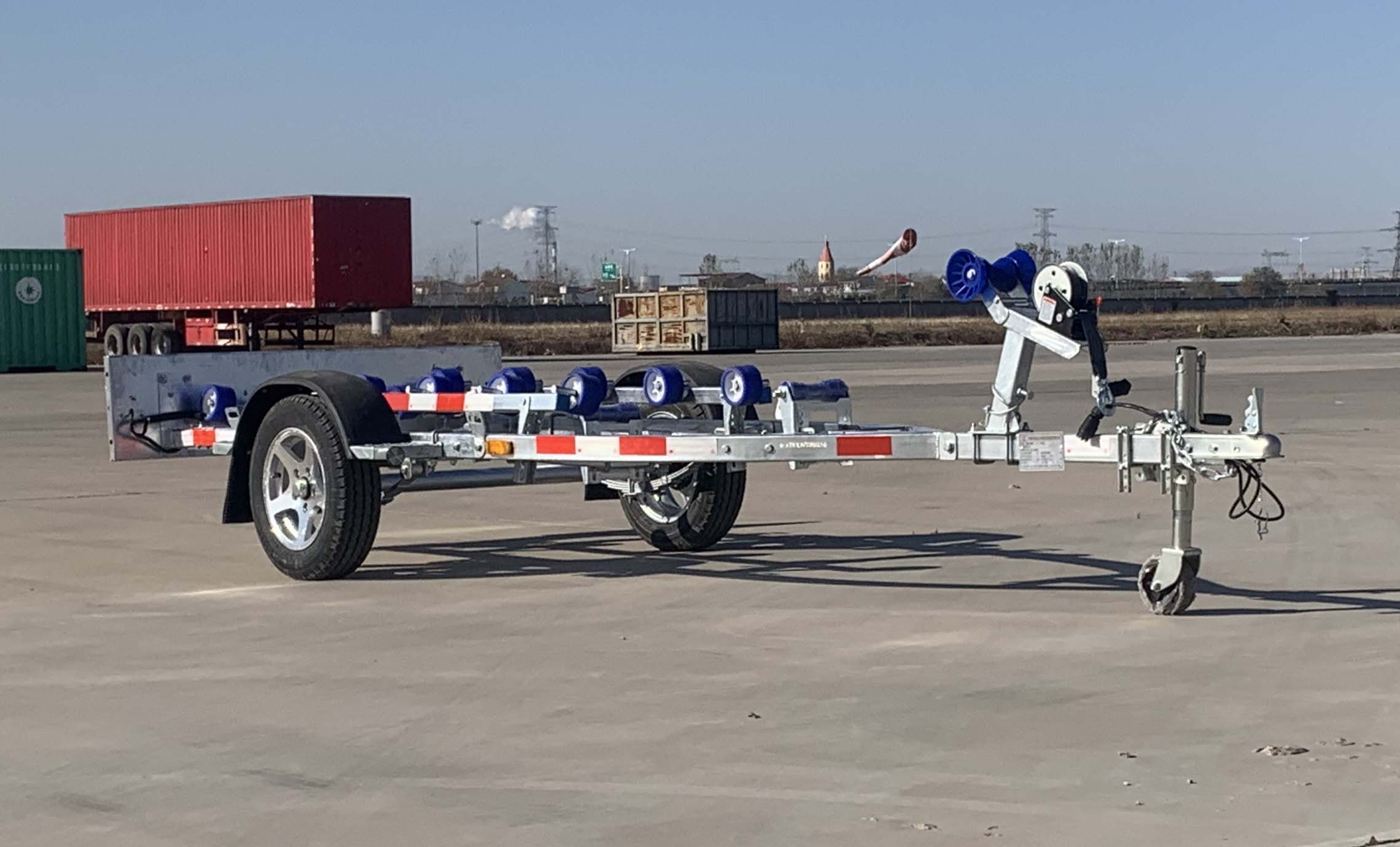 鑫宏达牌4.4米0.5吨1轴运输类中置轴挂车(XHD9011)