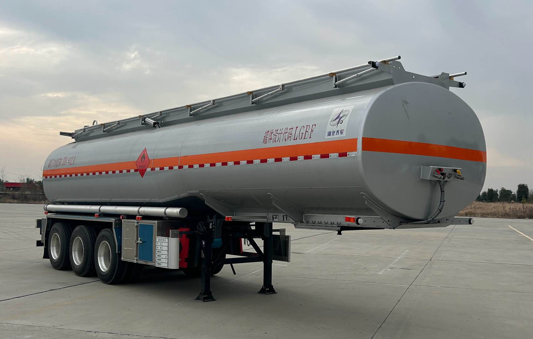 齐星牌11.2米32吨3轴易燃液体罐式运输半挂车(QXC9400GRYA1)