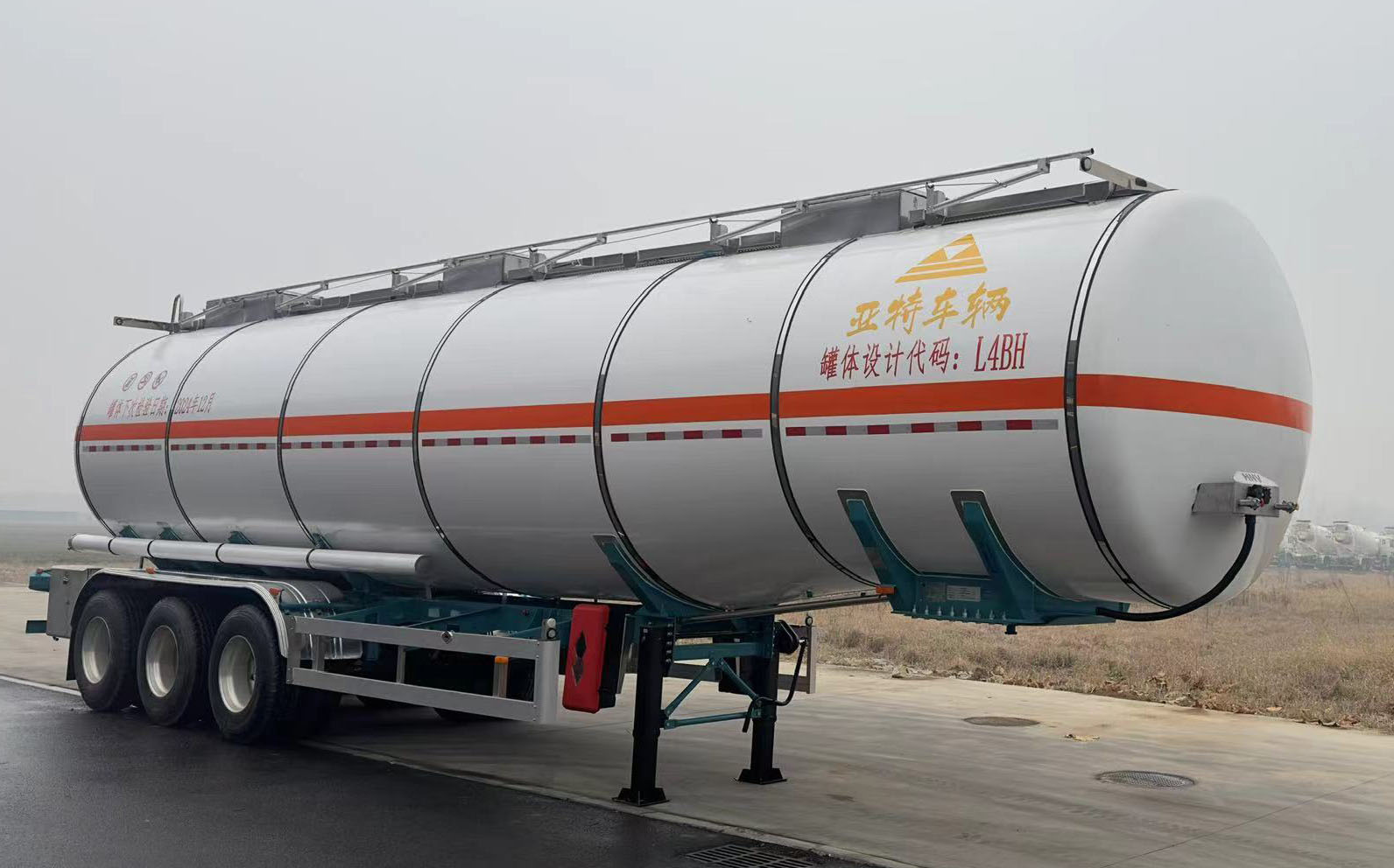 亚特重工牌12.8米32.1吨3轴易燃液体罐式运输半挂车(HNV9400GRY46)
