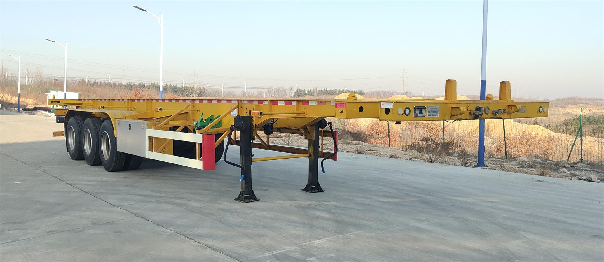 冀南森阳牌13米34.4吨3轴集装箱运输半挂车(HZF9402TJZ)