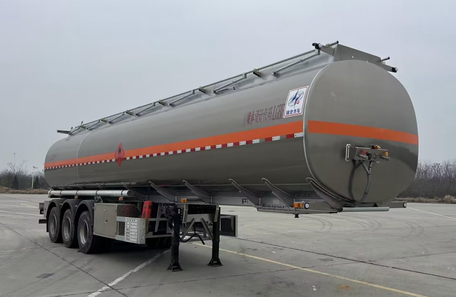 齐星牌12.7米33.2吨3轴易燃液体罐式运输半挂车(QXC9402GRYB)