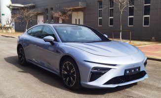 哪吒牌THZ7000BEVS408型纯电动轿车