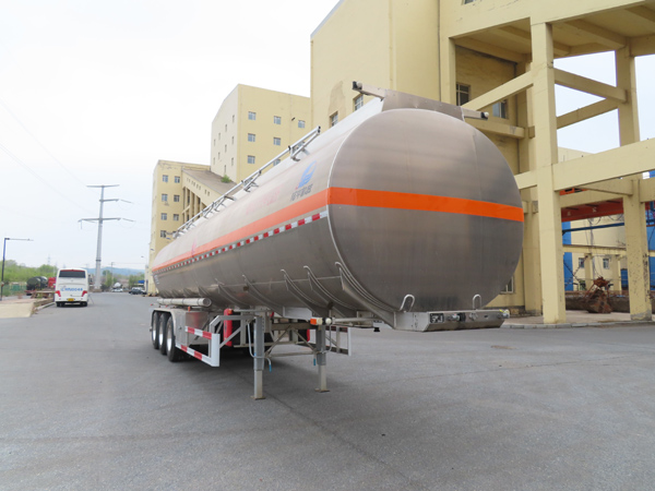 陆平机器牌12.9米33.6吨3轴铝合金易燃液体罐式运输半挂车(LPC9400GRYS)