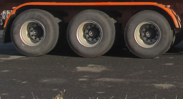 陆平机器牌LPC9400TWYSA危险品罐箱骨架运输半挂车公告图片