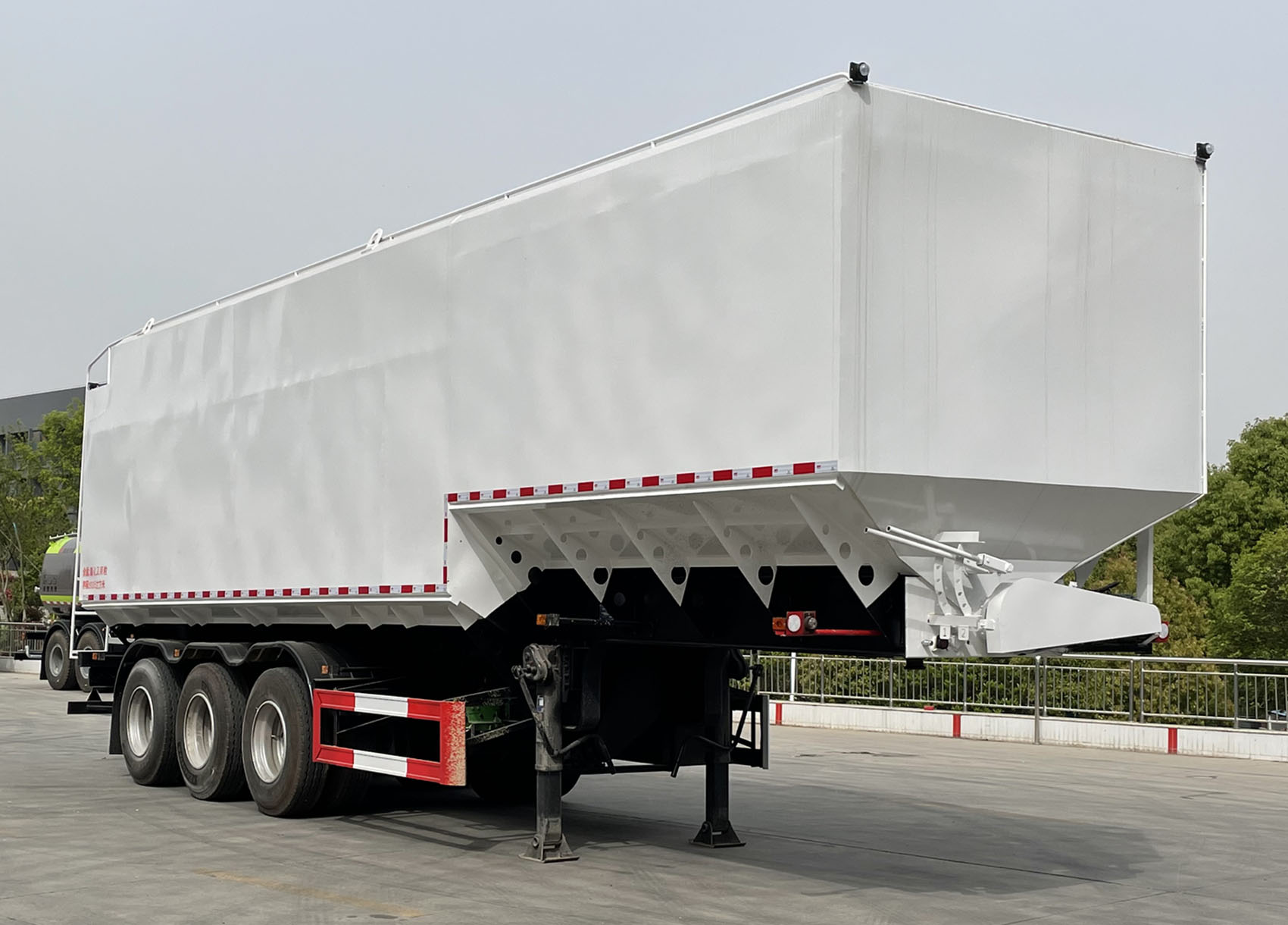 程力威牌11米29.5吨3轴散装饲料运输半挂车(CLW9402ZSL)