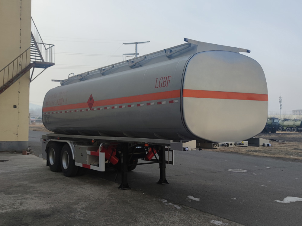 陆平机器牌9.3米24.3吨2轴易燃液体罐式运输半挂车(LPC9351GRYS)