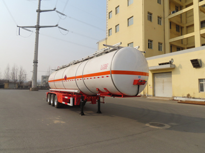 陆平机器牌12.4米31.3吨3轴易燃液体罐式运输半挂车(LPC9400GRYE)
