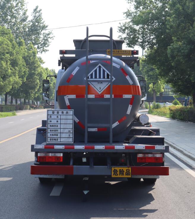 中汽力威牌HLW5121GZWEQ6雜項(xiàng)危險(xiǎn)物品罐式運(yùn)輸車(chē)公告圖片