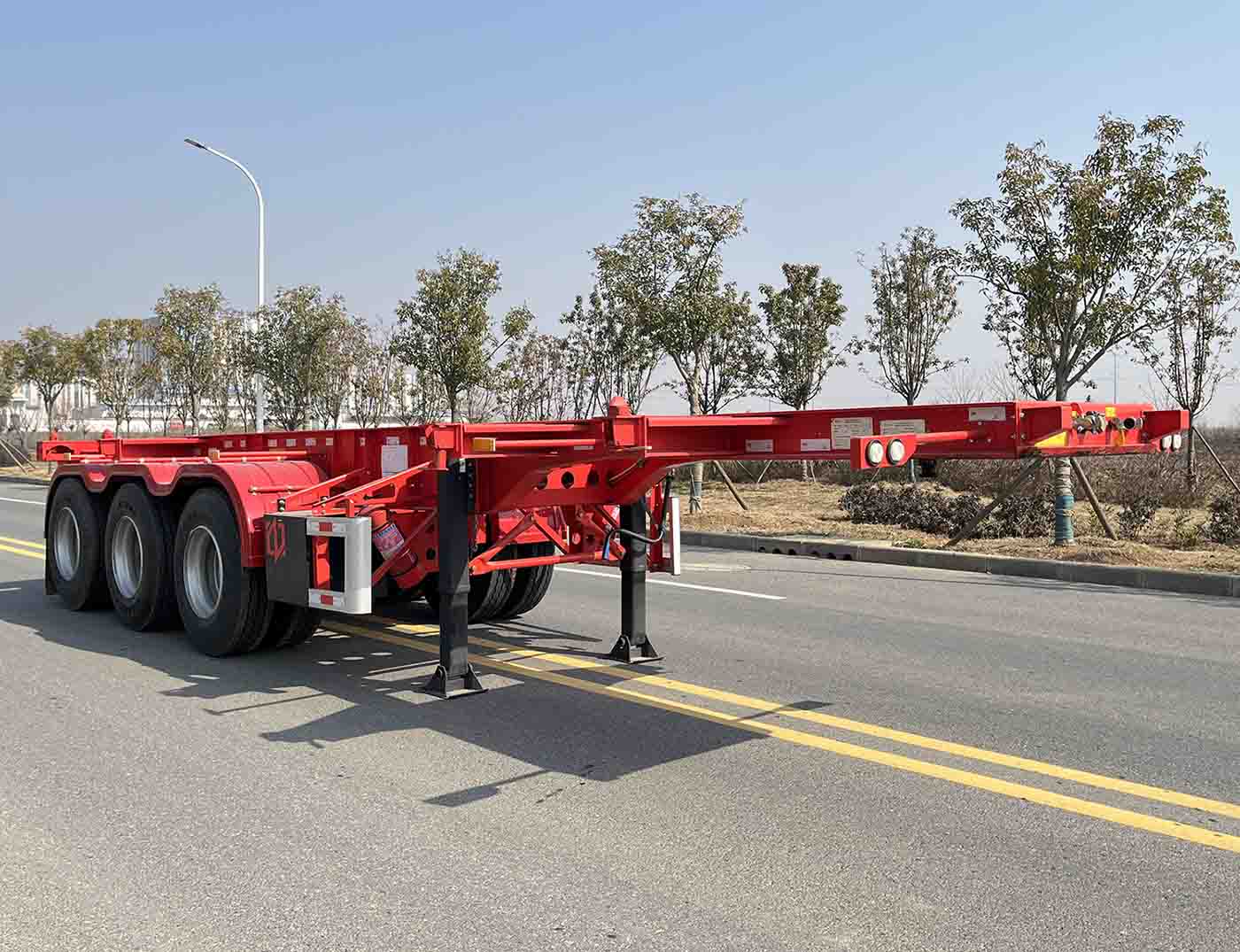 中振汉江牌8.9米34.7吨3轴危险品罐箱骨架运输半挂车(HJZ9402TWY)