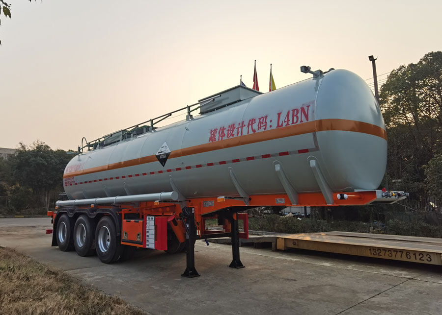 东驹牌10米33.5吨3轴腐蚀性物品罐式运输半挂车(LDW9403GFW)