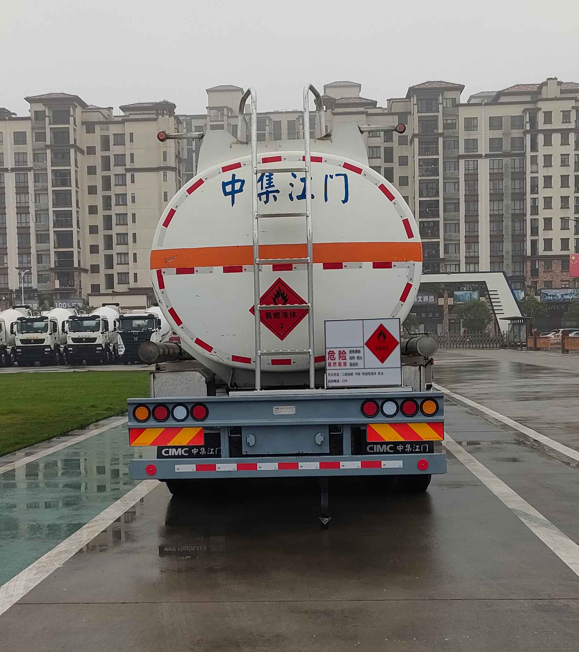 易燃液体罐式运输车图片