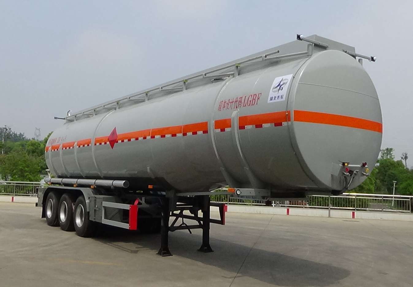 齐星牌12米32.2吨3轴易燃液体罐式运输半挂车(QXC9400GRYA)