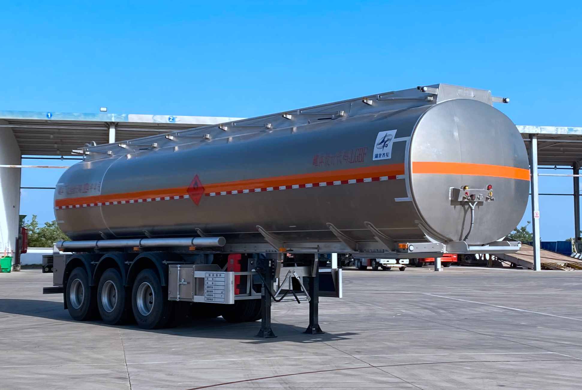 齐星牌11.5米33.5吨3轴易燃液体罐式运输半挂车(QXC9402GRYA)