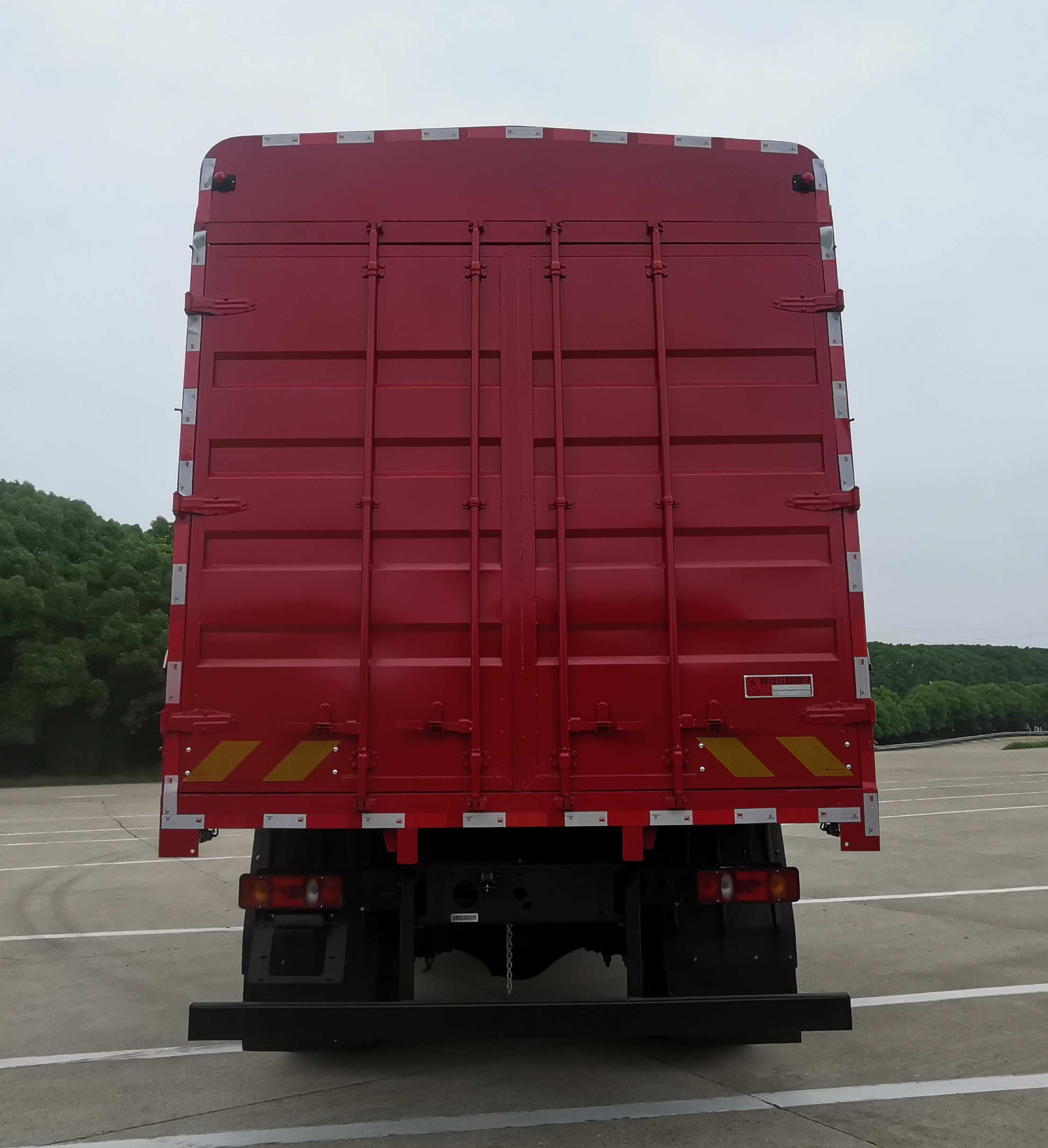 大運(yùn)牌DYQ5187CCYD6AB倉(cāng)柵式運(yùn)輸車公告圖片