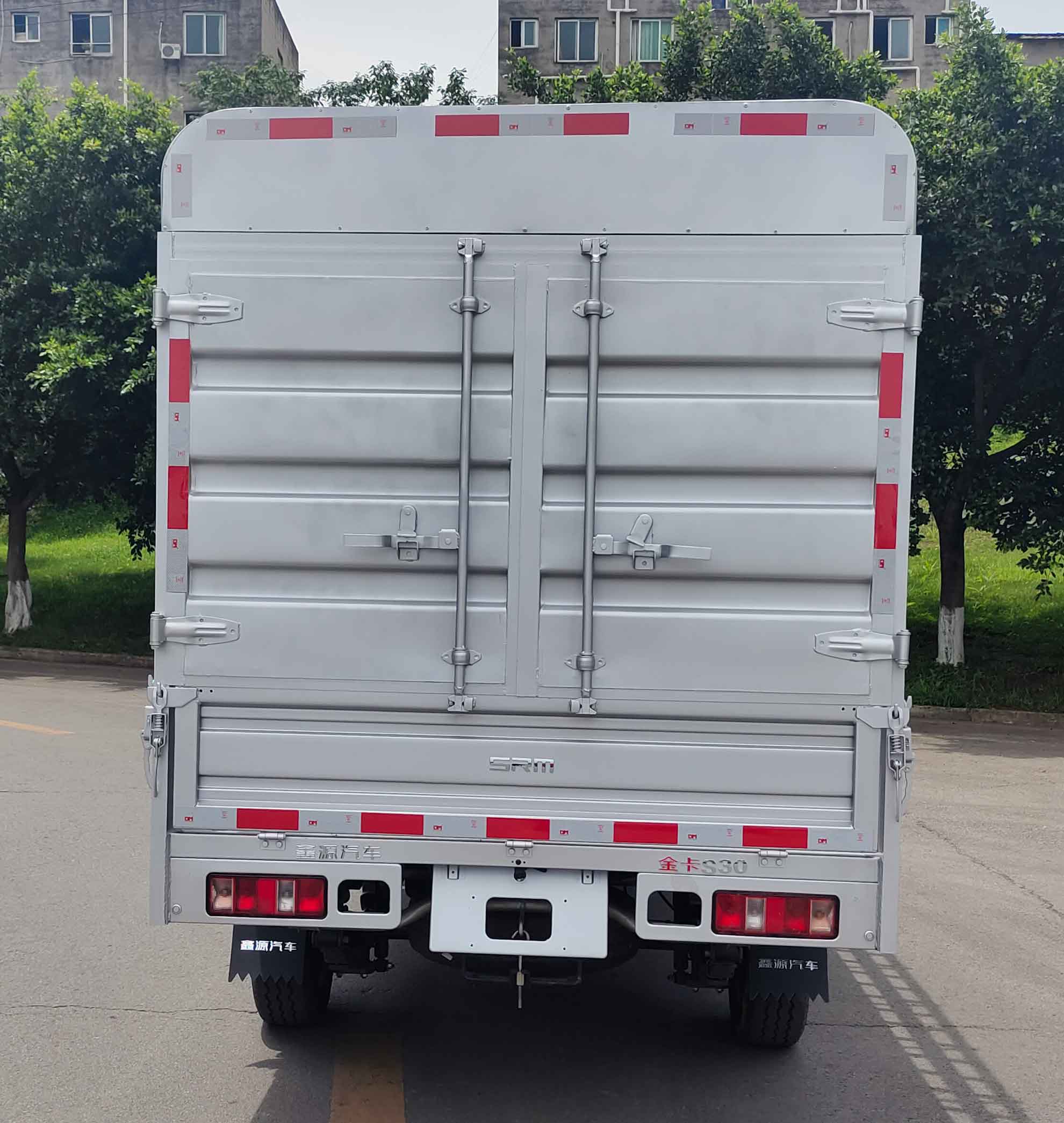 鑫源牌JKC5022CCYD6X3倉(cāng)柵式運(yùn)輸車公告圖片