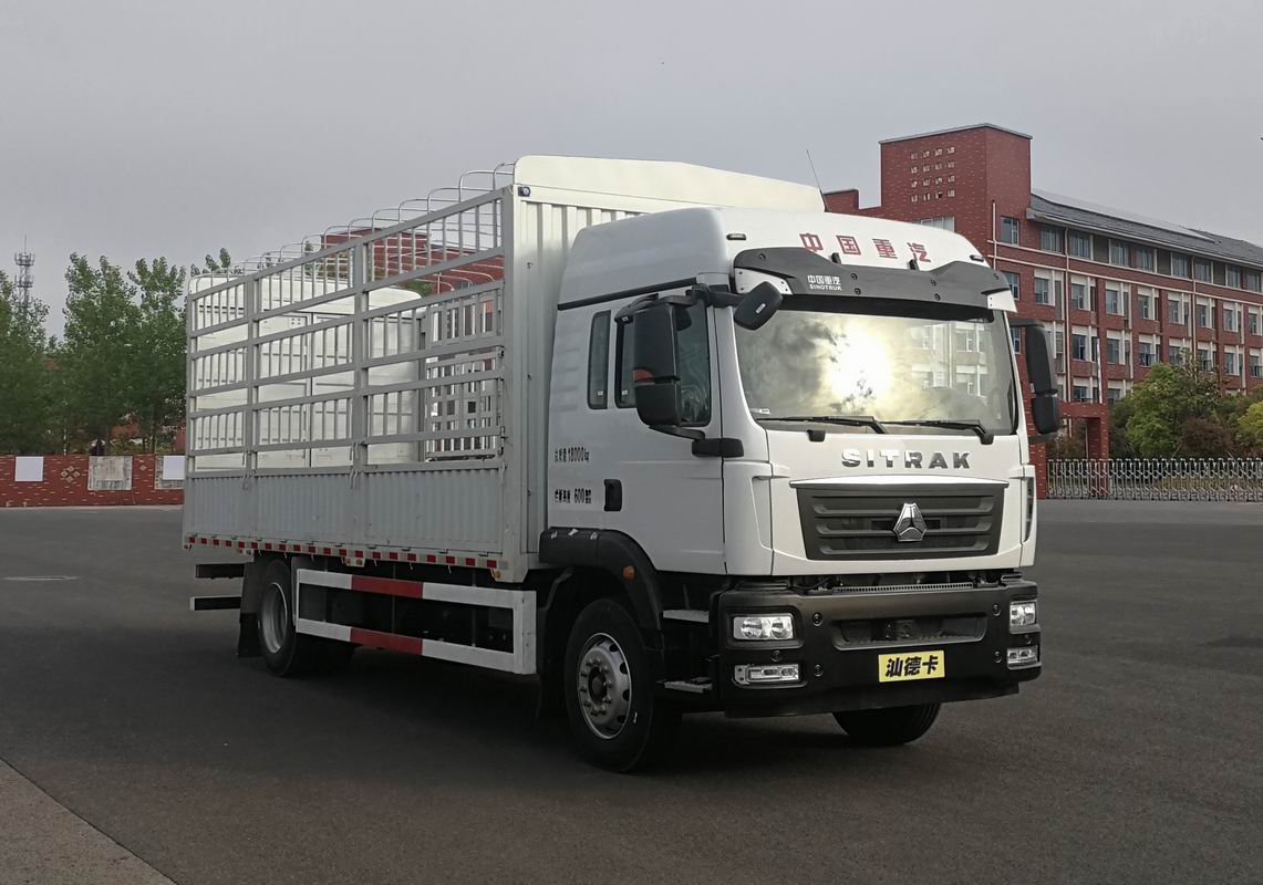 汕德卡牌ZZ5186CCYN501GF1倉(cāng)柵式運(yùn)輸車公告圖片