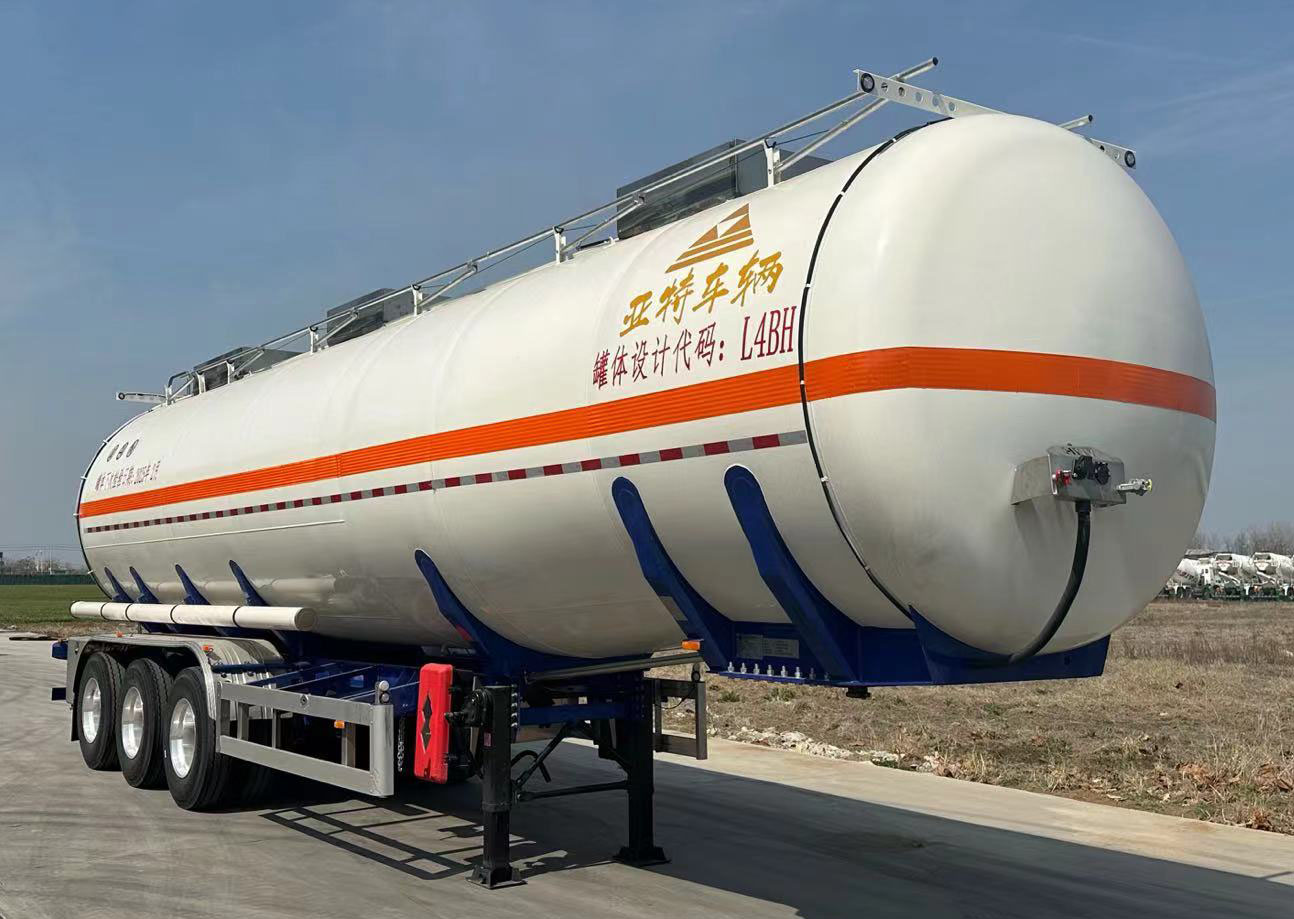 亚特重工牌12.1米33吨3轴易燃液体罐式运输半挂车(HNV9400GRY48)