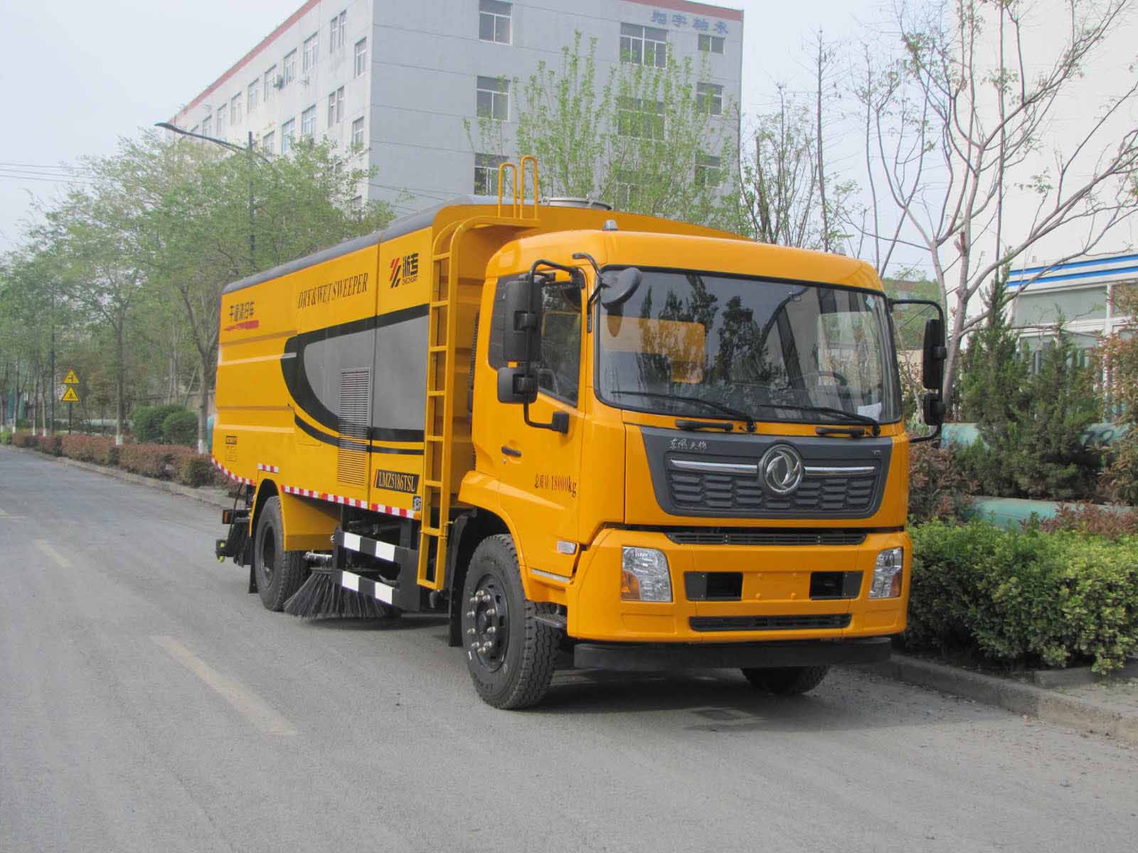 LMZ5186TSL型扫路车图片