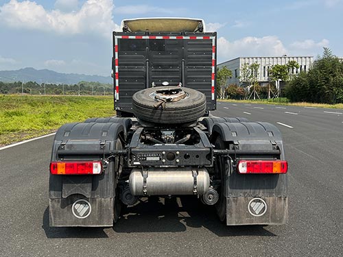 BJ4259EVDHF-16 欧曼牌326马力后双桥,后八轮纯电动纯电动半挂牵引车图片