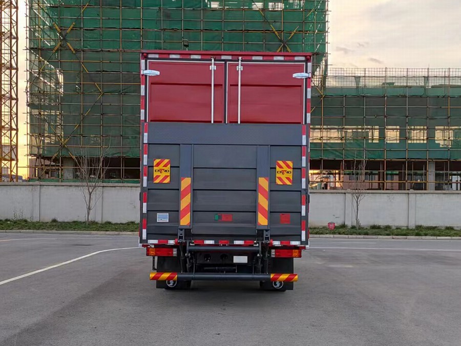 陕汽牌SX5111XXYBP6421厢式运输车