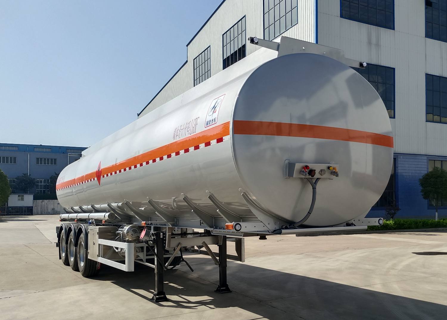 齐星牌12.6米34吨3轴铝合金易燃液体罐式运输半挂车(QXC9400GRYC)