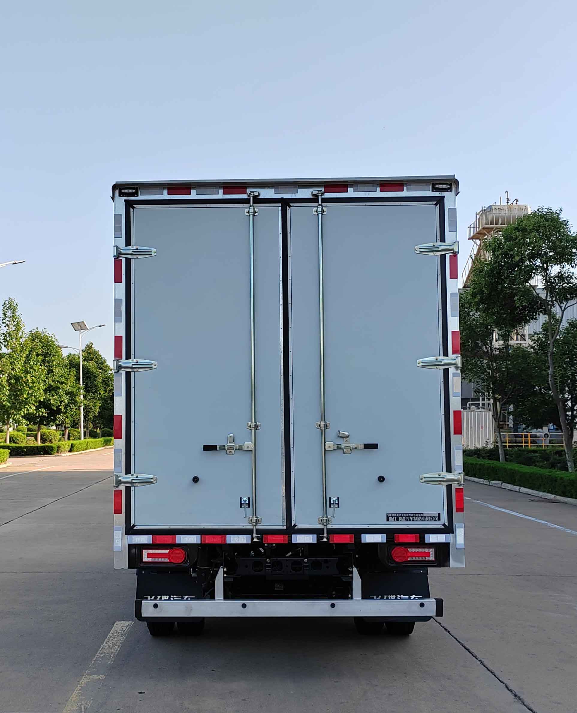 飛碟牌FD5042XXYW68PHEV-1插電式混合動力廂式運(yùn)輸車公告圖片