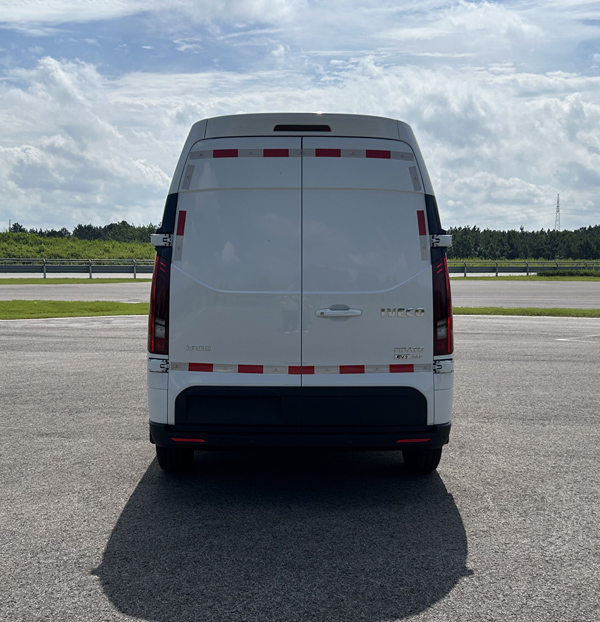 依維柯牌NJ5040XXYFFBEV83純電動廂式運(yùn)輸車公告圖片