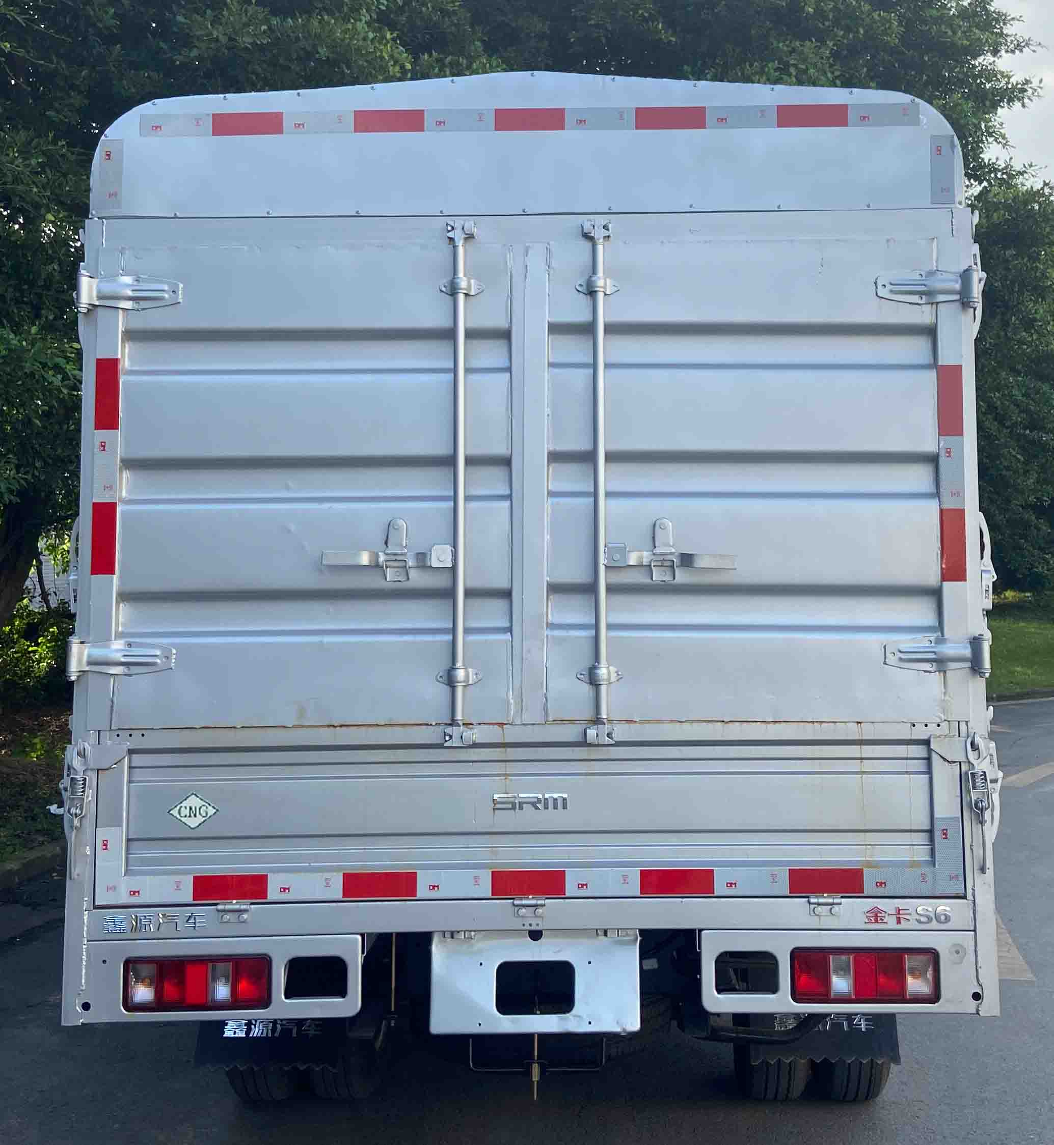 鑫源牌JKC5034CCYD6X2CNG倉(cāng)柵式運(yùn)輸車公告圖片