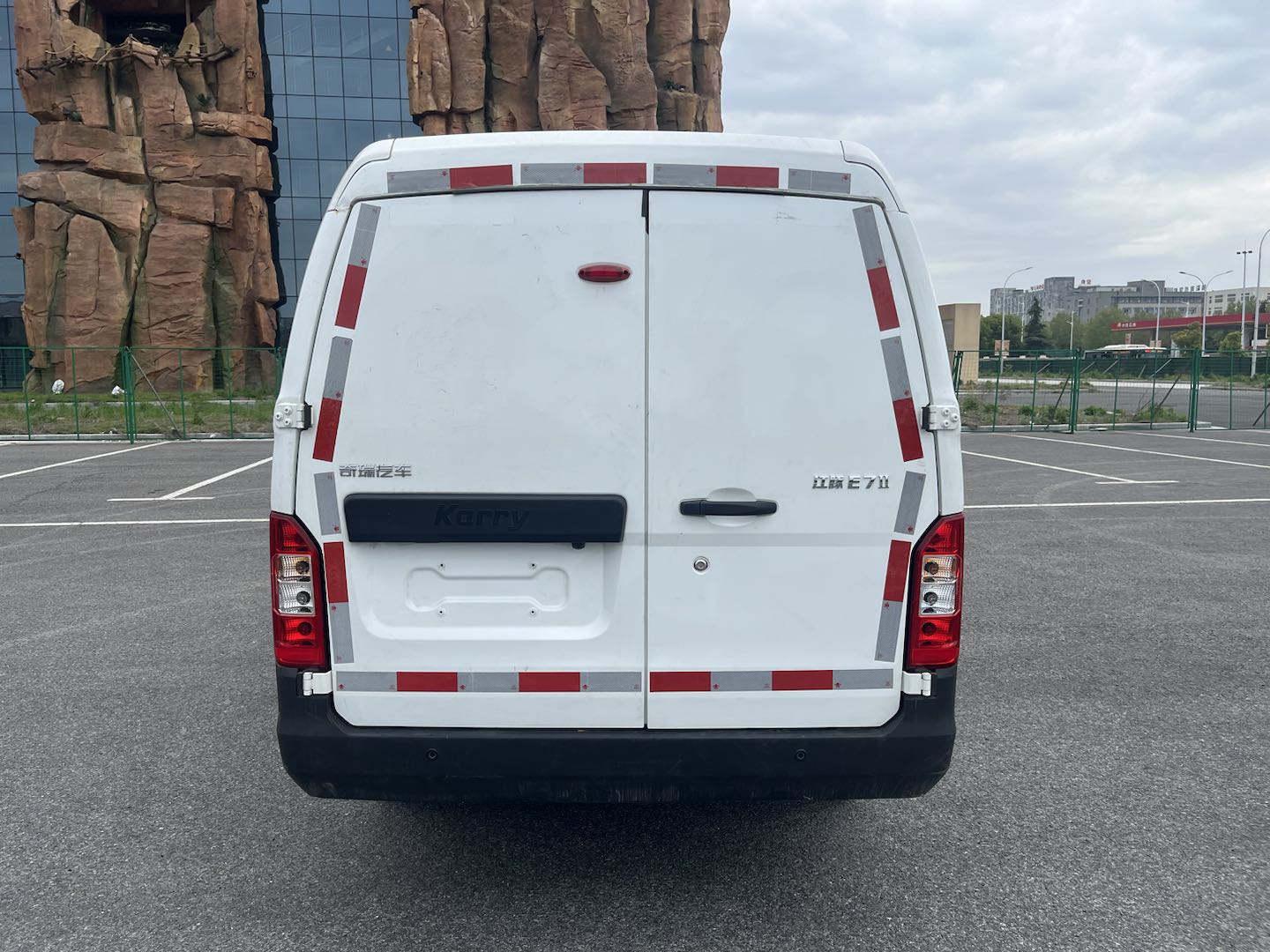 開(kāi)瑞牌SQR5030XXYBEVH78純電動(dòng)廂式運(yùn)輸車(chē)公告圖片