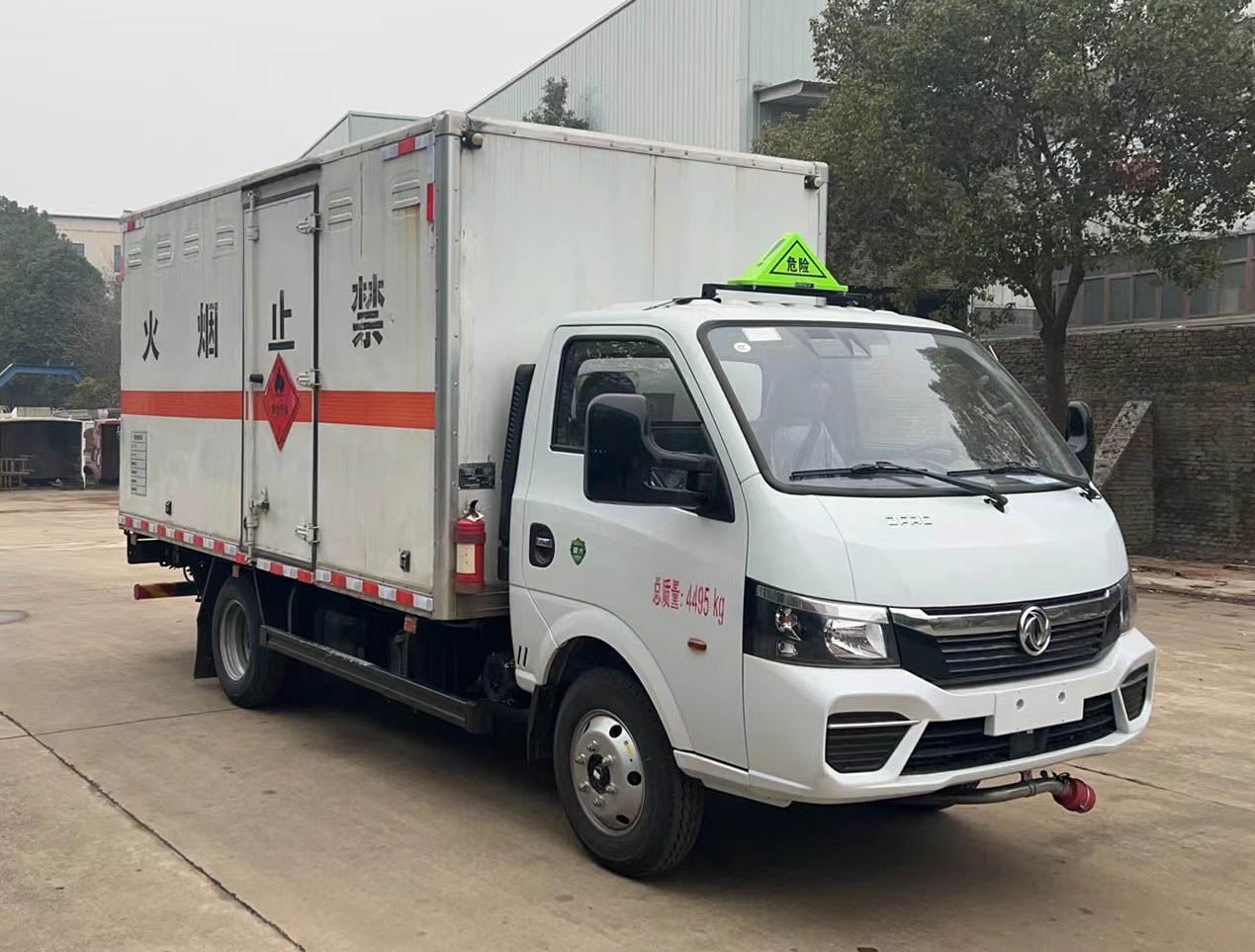 楚飛牌CLQ5045XRQ6E易燃?xì)怏w廂式運(yùn)輸車公告圖片