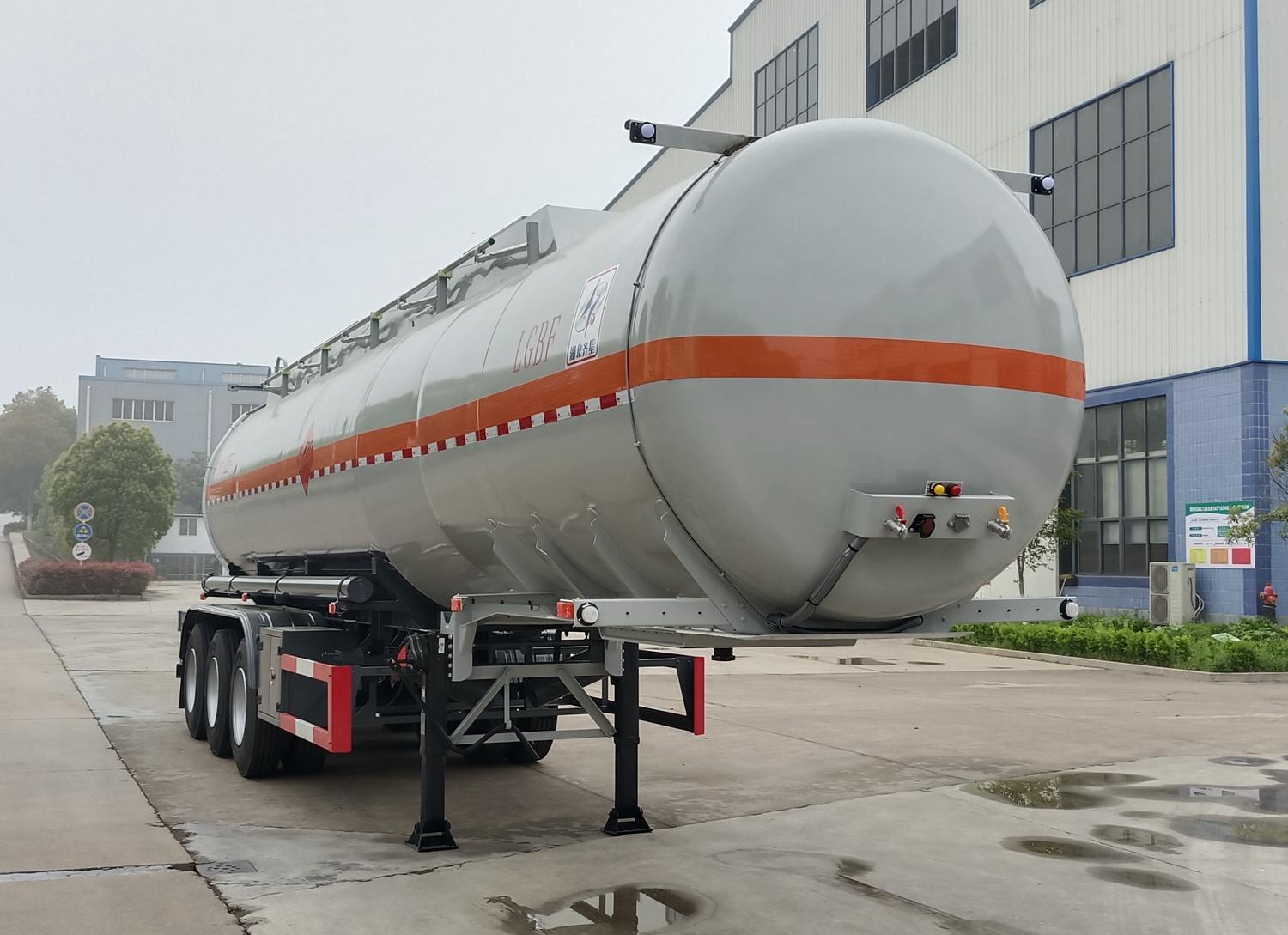 齐星牌11.8米32.5吨3轴易燃液体罐式运输半挂车(QXC9400GRYD)