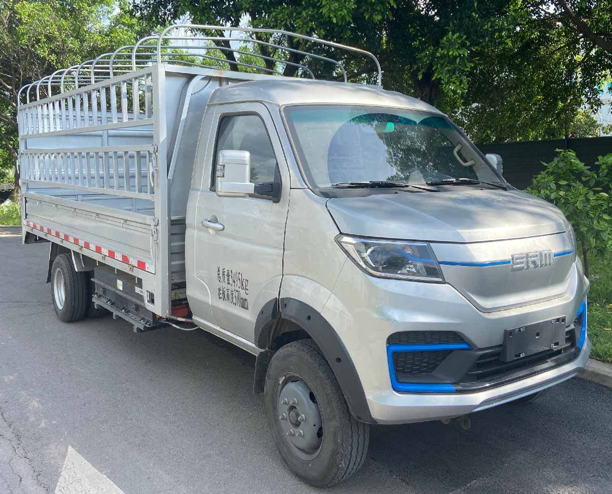 鑫源牌JKC5034CCYD0X5BEV純電動(dòng)倉(cāng)柵式運(yùn)輸車公告圖片